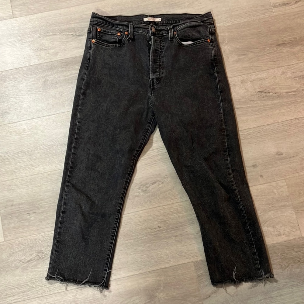 Levi’s , women’s 32, high rise Wedgie straight , ankle length jeans.
